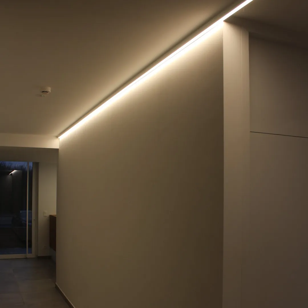 Éclairage LED linéaire intégré dans un couloir