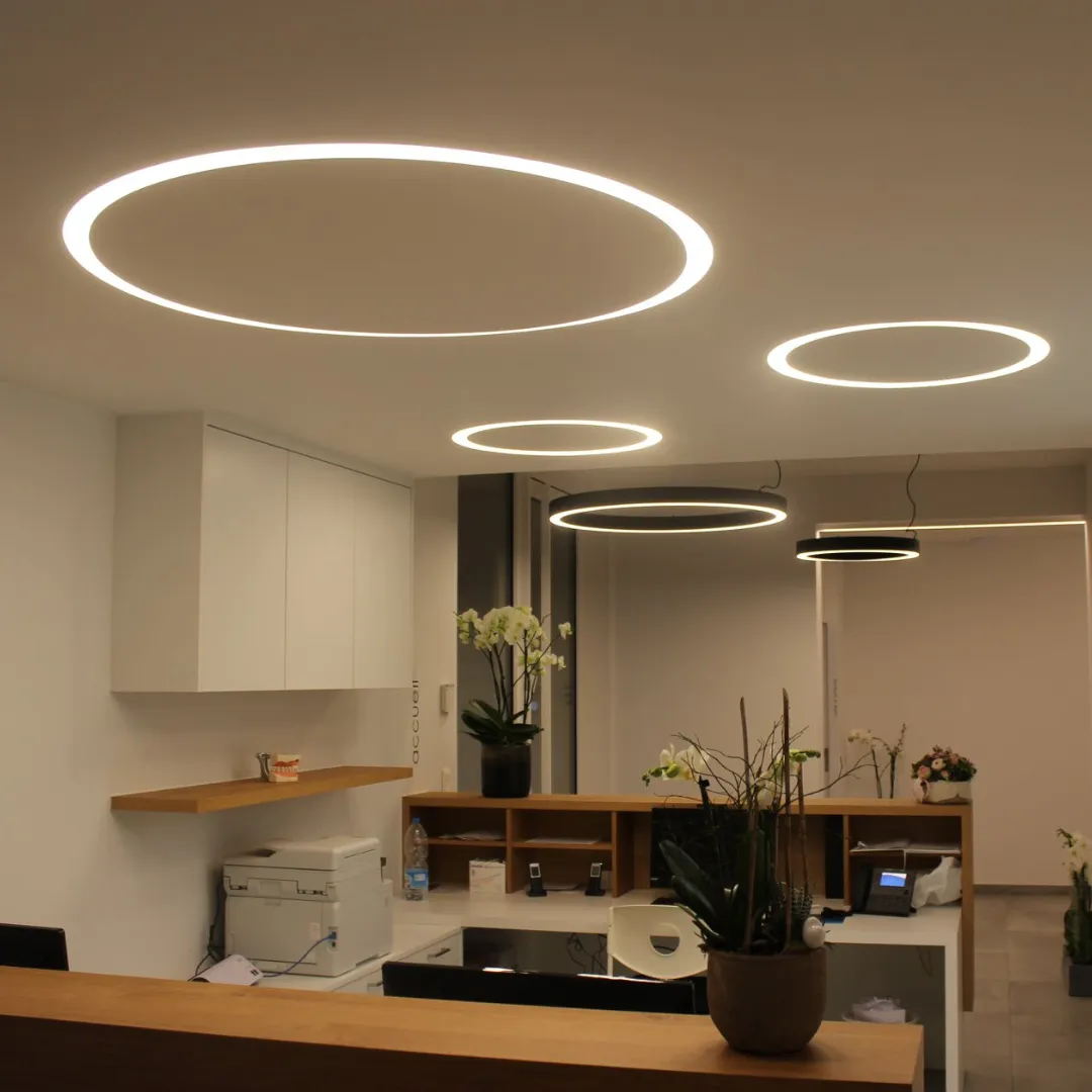 Éclairage circulaire suspendu dans un bureau, installé par Megawatt