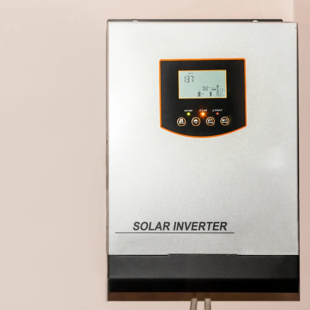 Onduleur solaire hybride fixé au mur