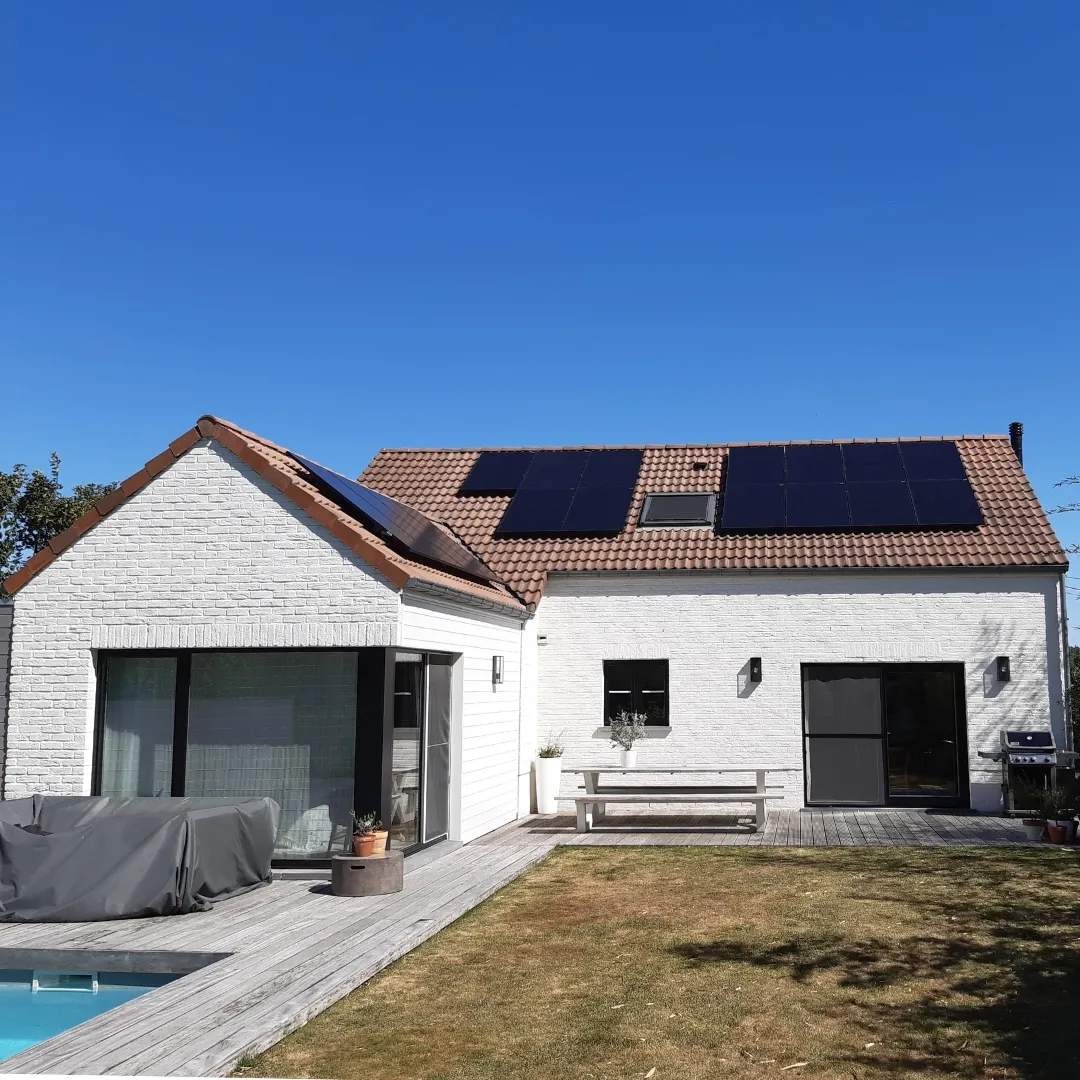 Maison équipée de panneaux photovoltaïques en toiture