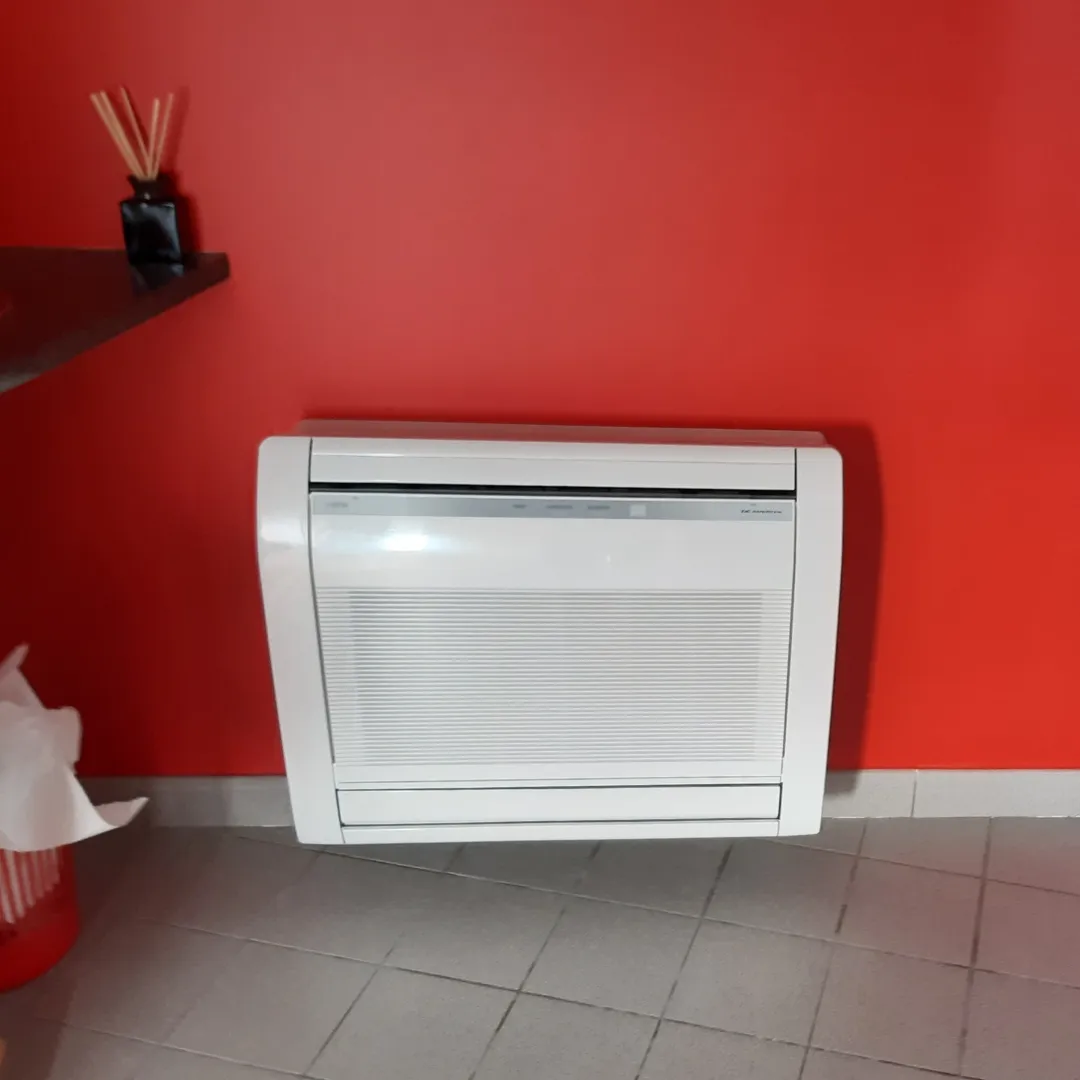 Unité de climatisation posée en bas d’un mur