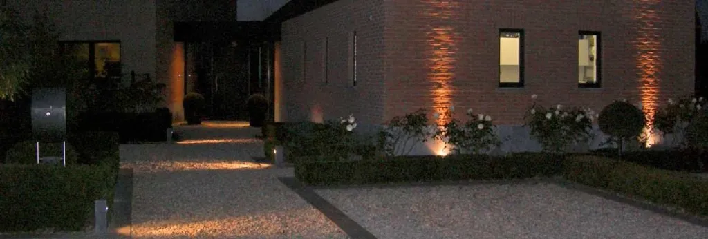 Allée et jardin éclairés de nuit