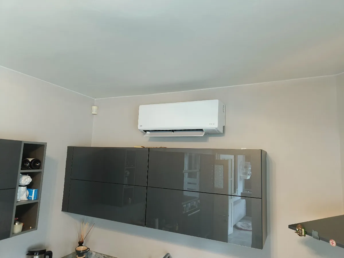 Climatiseur mural au-dessus d’un meuble TV