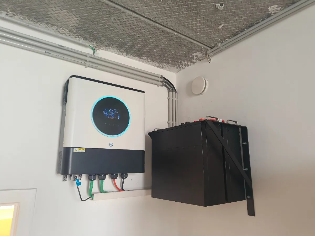 Onduleur hybride et batterie fixés au mur