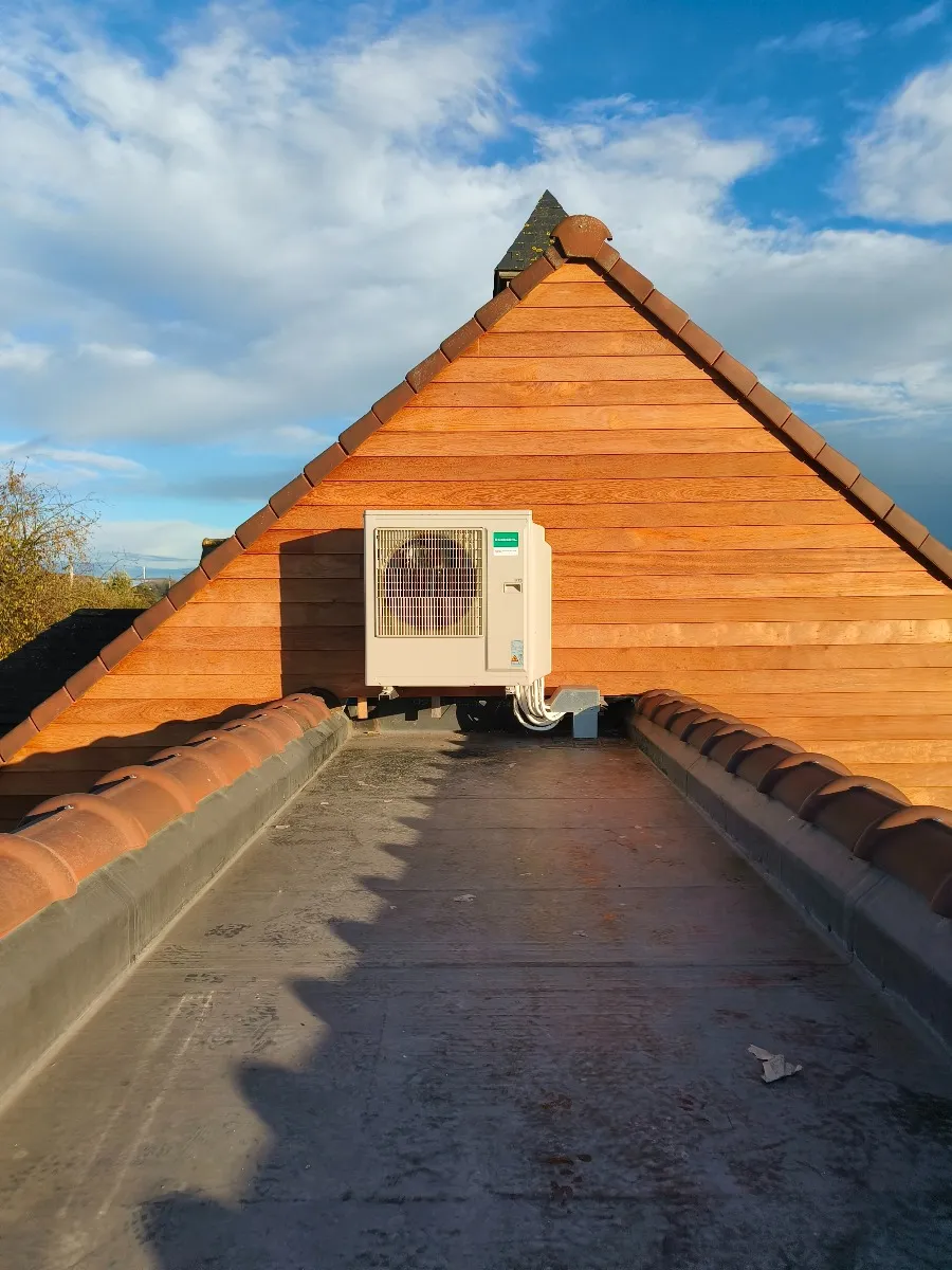 Unité extérieure de climatisation sur une toiture