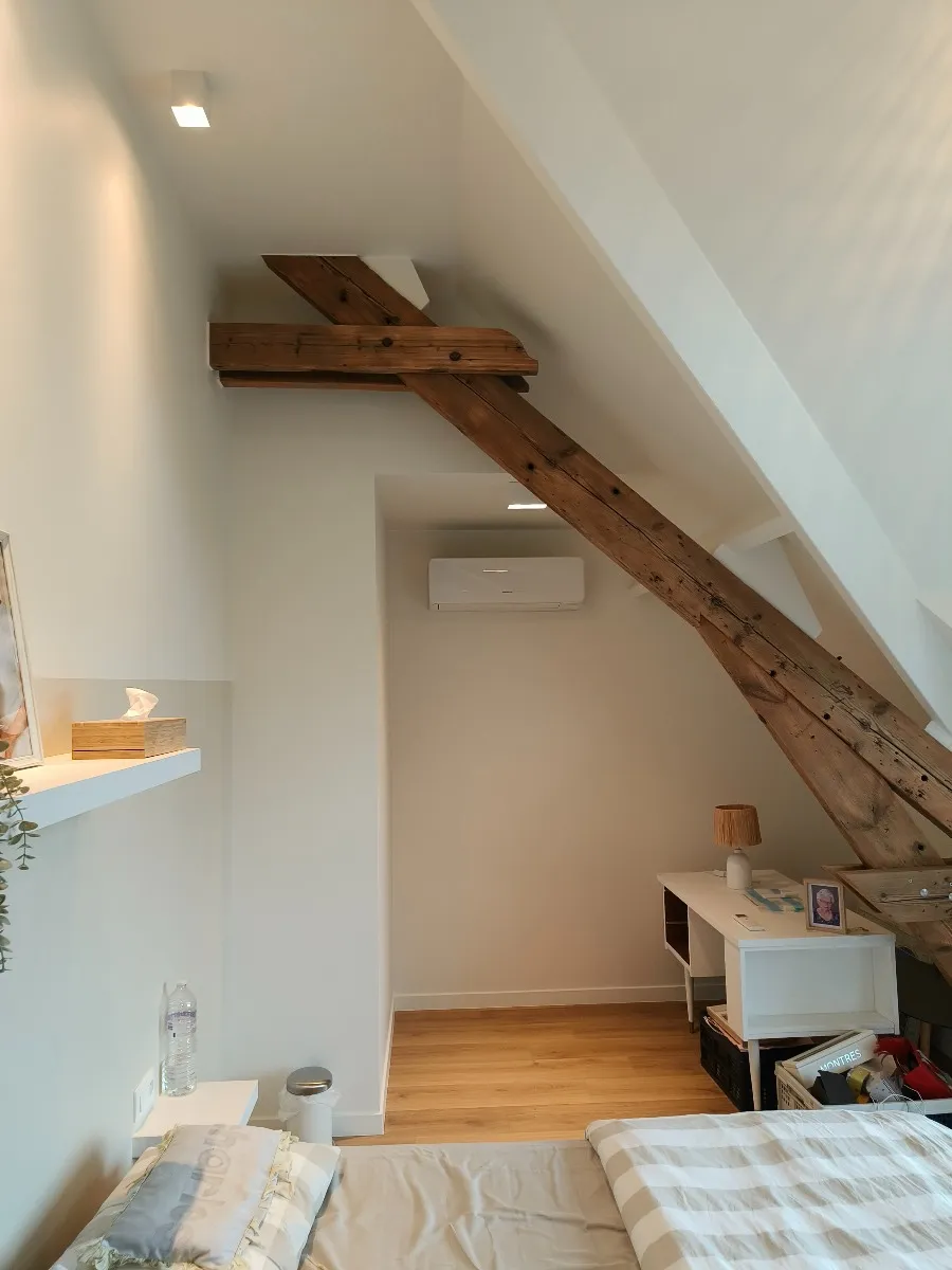 Climatiseur mural dans une chambre sous combles