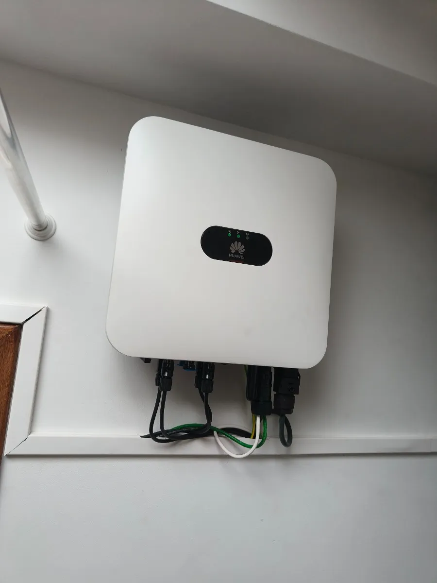 Onduleur photovoltaïque fixé au mur