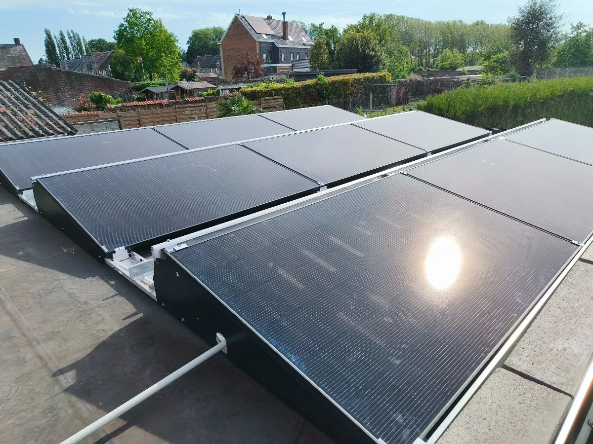Panneaux photovoltaïques sur structure inclinée, toit plat