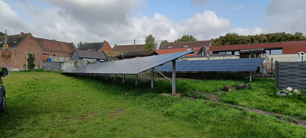 Panneaux photovoltaïques posés sur une structure au sol dans un jardin