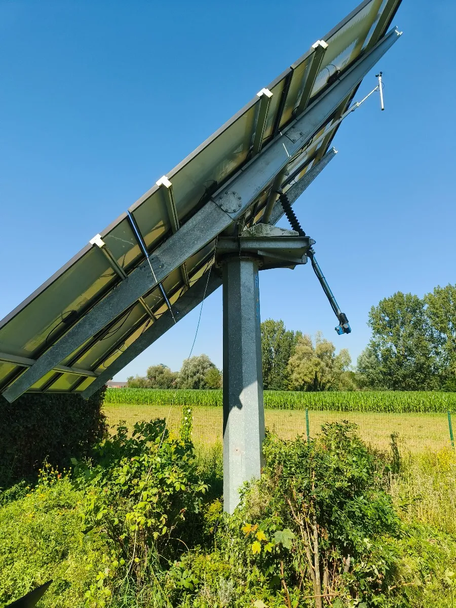 Tracker solaire sur mât dans un champ